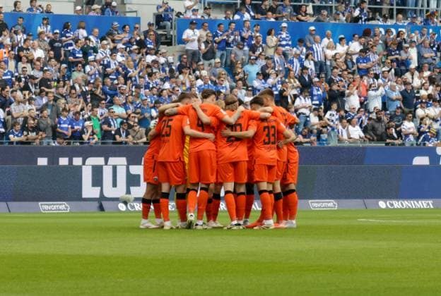 18 05 2025, xhettx, Fußball 2 Bundesliga, Karlsruher SC SC Paderborn 07 v l Padaborn vows to DFL DFB REGULATIONS PROHIBIT ANY USE OF PHOTOGRAPHS as IMAGE SEQUENCES and or QUASI VIDEO