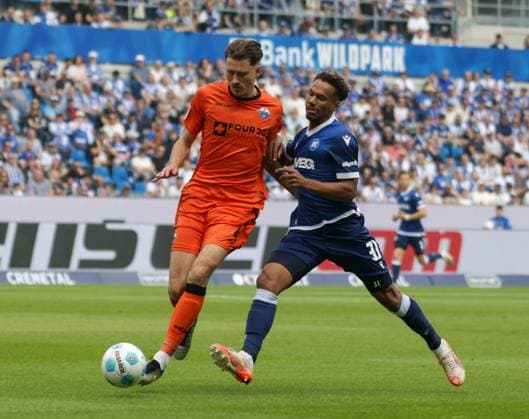 18 05 2025, xhettx, Soccer 2 Bundesliga, Karlsruher SC SC Paderborn 07 v l Calvin Brackelmann SC Padaborn 07, 4 and BambasÃ ContÃ Karlsruhe SC, 31 in duel DFL DFB REGULATIONS PROHIBIT ANY USE OF PHOTOGRAPHS as IMAGE SEQUENCES and or QUASI VIDEO