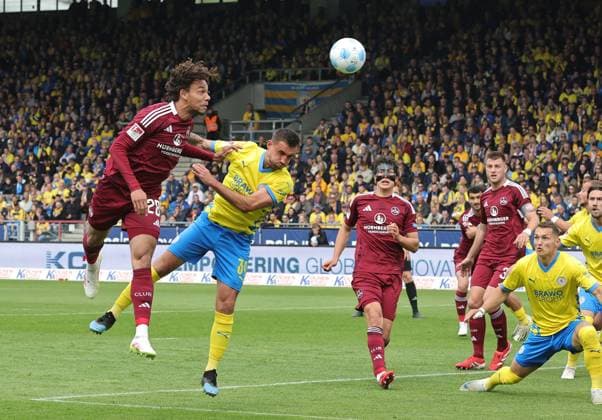 18 05 2025 Soccer Season 2024 2025 2 Soccer Bundesliga 34 Matchday Eintracht Braunschweig BTSV EBS 1 FC Nürnberg FCN Club Sportfoto Zink DaMa xdaxmax DFL regulations prohibit any use of photographs as image sequences and or quasi video only for editorial use Janis Antiste 28, 1 FC Nürnberg FCN in header duel with Robin Krauße Krausse 39, Eintracht Braunschweig BTSV EBS