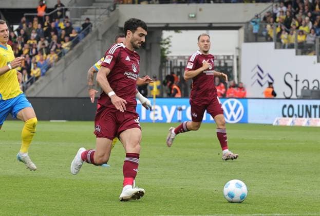 18 05 2025 Soccer Season 2024 2025 2 Soccer Bundesliga 34 Matchday Eintracht Braunschweig BTSV EBS 1 FC Nürnberg FCN Club Sportfoto Zink DaMa xdaxmax DFL regulations prohibit any use of photographs as image sequences and or quasi video only for editorial use Mahir Emreli 30, 1 FC Nürnberg FCN in attack