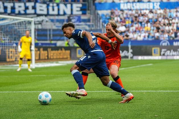 2 Soccer Bundesliga, Karlsruher SC SC Paderborn 07, 18 05 2025 Duel between Bambasé Conté Karlsruher SC 31 and Felix Götze SC Paderborn 20 2 Soccer Bundesliga, Karlsruher SC SC Paderborn 07 BBBank Wildpark Karlsruhe, 18 05 2025 DFB DFL REGULATIONS PROHIBIT ANY USE OF PHOTOGRAPHS AS IMAGE SEQUENCES AND OR QUASI VIDEO Copyright: xBEAUTIFULxSPORTS Boscox
