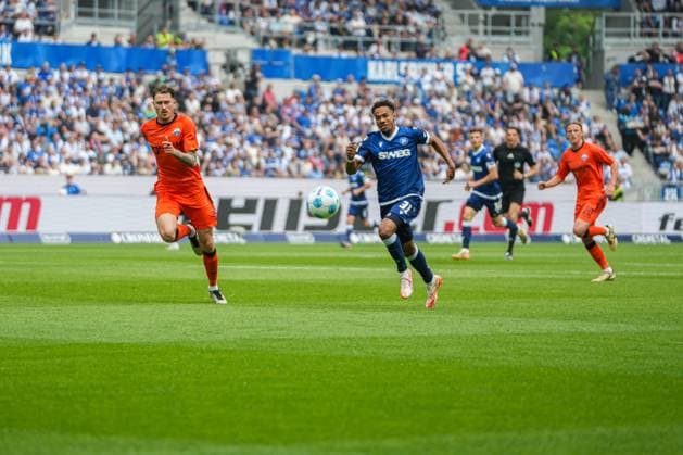 2 Soccer Bundesliga, Karlsruher SC SC Paderborn 07, 18 05 2025 Duel between Calvin Brackelmann SC Paderborn 4 and Bambasé Conté Karlsruher SC 31 2 Soccer Bundesliga, Karlsruher SC SC Paderborn 07 BBBank Wildpark Karlsruhe, 18 05 2025 DFB DFL REGULATIONS PROHIBIT ANY USE OF PHOTOGRAPHS AS IMAGE SEQUENCES AND OR QUASI VIDEO Copyright: xBEAUTIFULxSPORTS Boscox