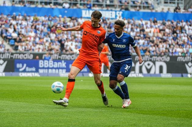 2 Soccer Bundesliga, Karlsruher SC SC Paderborn 07, 18 05 2025 Duel between Calvin Brackelmann SC Paderborn 4 and Bambasé Conté Karlsruher SC 31 2 Soccer Bundesliga, Karlsruher SC SC Paderborn 07 BBBank Wildpark Karlsruhe, 18 05 2025 DFB DFL REGULATIONS PROHIBIT ANY USE OF PHOTOGRAPHS AS IMAGE SEQUENCES AND OR QUASI VIDEO Copyright: xBEAUTIFULxSPORTS Boscox