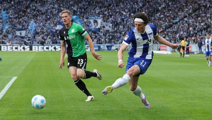 Marcel Halstenberg, Fabian Reese on the ball duel Match scene Action Sport Football Soccer DFL 2 Bundesliga Men 34 Matchday Season 2024 2025 18 05 2025 Hertha BSC Berlin vs Hannover 96 DFL regulations prohibit any use of photographs as image sequences and or quasi video