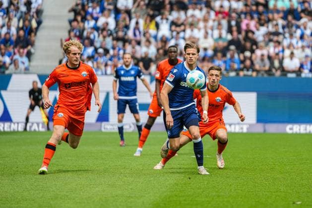 2 Soccer Bundesliga, Karlsruher SC SC Paderborn 07, 18 05 2025 Dzenis Burnic Karlsruher SC 7 in duel with Marvin Mehlem SC Paderborn 6 2 Soccer Bundesliga, Karlsruher SC SC Paderborn 07 BBBank Wildpark Karlsruhe, 18 05 2025 DFB DFL REGULATIONS PROHIBIT ANY USE OF PHOTOGRAPHS AS IMAGE SEQUENCES AND OR QUASI VIDEO Copyright: xBEAUTIFULxSPORTS Boscox