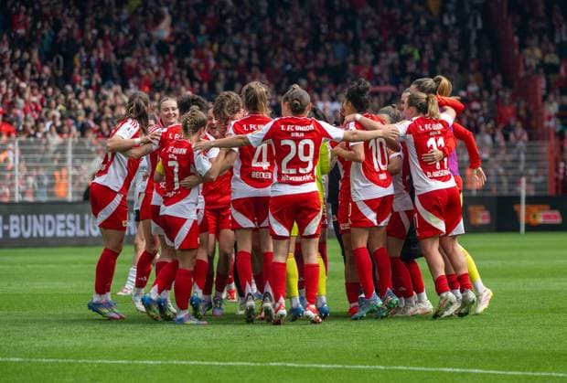Soccer, Women, Season 2024 2025, 2 Women Bundesliga 26 Matchday , 1 FC Union Berlin FSV Gütersloh, Union cheers after the final whistle, 18 05 2025, Copyright: xMatthiasxKochx