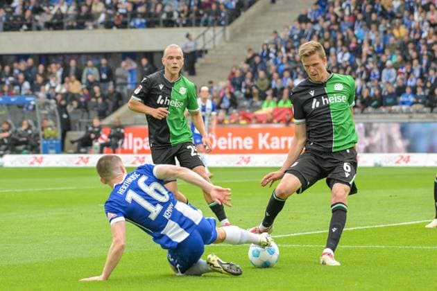 Soccer 2 Bundesliga, Hertha BSC Berlin Hannover 96 18 05 2025, xdanx, Soccer 2 Bundesliga, Hertha BSC Berlin Hannover 96 emspor, v l Jonjoe Kenny Hertha BSC ,Fabian Kunze Hannover 96 , Zweikampf, Duell, Kampf, tackle DFL DFB REGULATIONS PROHIBIT ANY USE OF PHOTOGRAPHS as IMAGE SEQUENCES and or QUASI VIDEO Daniel Lakomski Mix1 Berlin Olympiastadion Berlin Germany DEU Copyright: xDanielxLakomskix