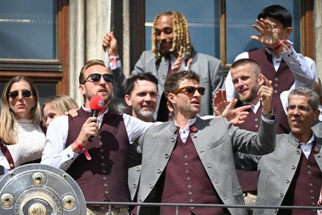 Harry KANE Bayern Muenchen and Thomas MUELLER MÜLLER,Bayern Muenchen celebrate on the Rathausbalkon with bowl,Meisterschale Singen ein Lied Soccer Bundesliga of the women and the men double celebration FC Bayern Muenchen,Meisterfeier on the Rathausbalkon on the Marienplatz in Munich on 18 05 2025 Soccer 1 Bundesliga season 2024 2025, 34 matchday,