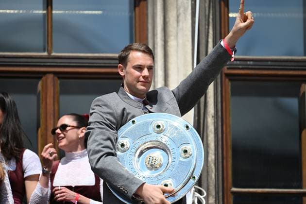 Manuel NEW goalkeeper Bayern Muenchen celebrates on the Rathausbalkon with bowl,Meisterschale Fußball Bundesliga der Frauen und der Maenner Doppelfeier FC Bayern Muenchen,Meisterfeier auf dem Rathausbalkon auf dem Marienplatz in Muenchen am 18 05 2025 Fussball 1 Bundesliga Saison 2024 2025, 34 Spieltag,