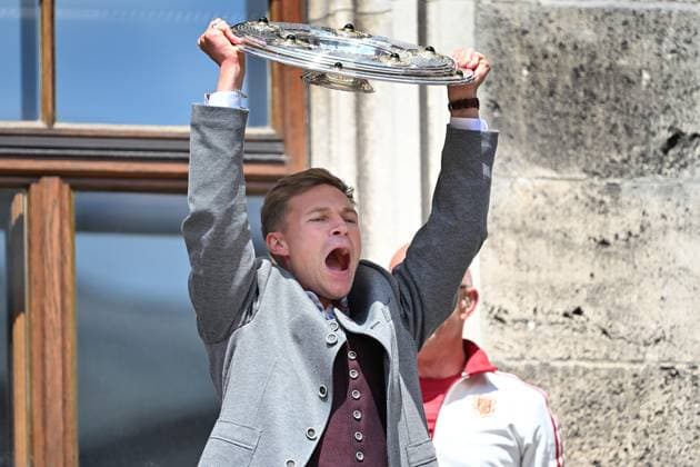 Joshua KIMMICH Bayern Muenchen celebrates on the Rathausbalkon with bowl,Meisterschale Fußball Bundesliga der Frauen und der Maenner Doppelfeier FC Bayern Muenchen,Meisterfeier auf dem Rathausbalkon auf dem Marienplatz in Muenchen am 18 05 2025 Fussball 1 Bundesliga Saison 2024 2025, 34 Spieltag,