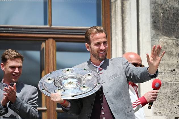 Harry KANE Bayern Muenchen celebrates on the Rathausbalkon with bowl,Meisterschale Soccer Bundesliga women and men double celebration FC Bayern Muenchen,Meisterfeier on the Rathausbalkon on Marienplatz in Muenchen on 18 05 2025 Soccer 1 Bundesliga season 2024 2025, 34 matchday,