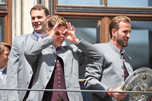 Joshua KIMMICH Bayern Muenchen ,Harry KANE Bayern Muenchen on the Rathausbalkon with bowl,Meisterschale li Manuel NEW Goalkeeper Bayern Muenchen Soccer Bundesliga Women and Men double celebration FC Bayern Muenchen,Meisterfeier on the Rathausbalkon on the Marienplatz in Muenchen on 18 05 2025 Soccer 1 Bundesliga Season 2024 2025, 34 Matchday,