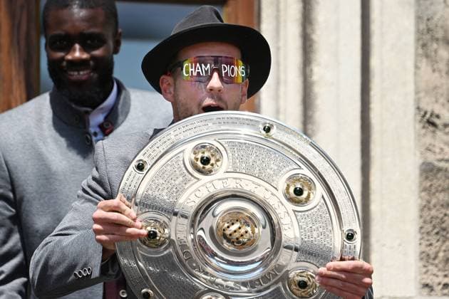 Leon GORETZKA Bayern Muenchen celebrates on the Rathausbalkon with bowl,Meisterschale Soccer Bundesliga women and men double celebration FC Bayern Muenchen,Meisterfeier auf dem Rathausbalkon auf dem Marienplatz in Muenchen am 18 05 2025 Soccer 1 Bundesliga Saison 2024 2025, 34 Spieltag,
