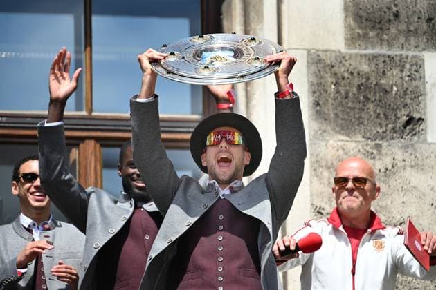 Leon GORETZKA Bayern Muenchen celebrates on the Rathausbalkon with bowl,Meisterschale Soccer Bundesliga women and men double celebration FC Bayern Muenchen,Meisterfeier auf dem Rathausbalkon auf dem Marienplatz in Muenchen am 18 05 2025 Soccer 1 Bundesliga Saison 2024 2025, 34 Spieltag,