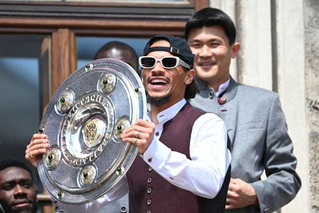 Leroy SANE Bayern Muenchen celebrates on the Rathausbalkon with bowl,Meisterschale football Bundesliga women and men double celebration FC Bayern Muenchen,Meisterfeier on the Rathausbalkon on Marienplatz in Muenchen on 18 05 2025 Football 1 Bundesliga season 2024 2025, 34 matchday,