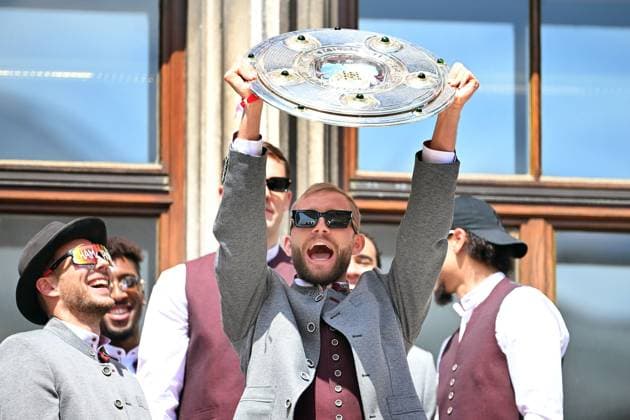 Konrad LAIMER Bayern Muenchen celebrates on the Rathausbalkon with bowl,Meisterschale li Konrad LAIMER Bayern Muenchen Womens and Mens Bundesliga double celebration FC Bayern Muenchen,Meisterfeier on the Rathausbalkon on Marienplatz in Munich on 18 05 2025 Soccer 1 Bundesliga Season 2024 2025, 34 Matchday,