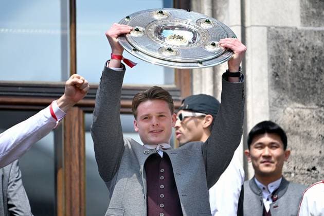 Goalkeeper Jonas URBIG Bayern Muenchen celebrates on the Rathausbalkon with bowl,Meisterschale Fußball Bundesliga der Frauen und der Maenner Doppelfeier FC Bayern Muenchen,Meisterfeier auf dem Rathausbalkon auf dem Marienplatz in Muenchen am 18 05 2025 Fussball 1 Bundesliga Saison 2024 2025, 34 Spieltag,