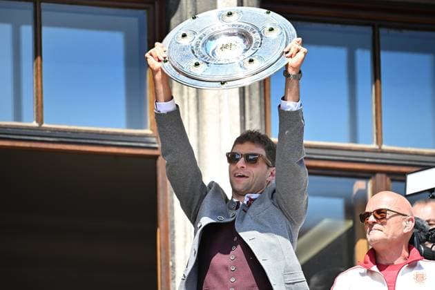 Thomas MUELLER MÜLLER,Bayern Muenchen celebrates on the Rathausbalkon with bowl,Meisterschale Fußball Bundesliga der Frauen und der Maenner Doppelfeier FC Bayern Muenchen,Meisterfeier auf dem Rathausbalkon auf dem Marienplatz in Muenchen am 18 05 2025 Fussball 1 Bundesliga Saison 2024 2025, 34 Spieltag,