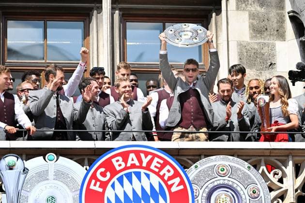 Thomas MUELLER MÜLLER,Bayern Muenchen celebrates on the Rathausbalkon with bowl,Meisterschale Fußball Bundesliga der Frauen und der Maenner Doppelfeier FC Bayern Muenchen,Meisterfeier auf dem Rathausbalkon auf dem Marienplatz in Muenchen am 18 05 2025 Fussball 1 Bundesliga Saison 2024 2025, 34 Spieltag,