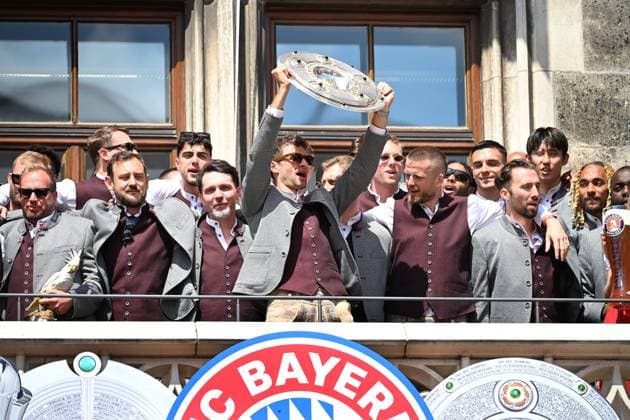Thomas MUELLER MÜLLER,Bayern Muenchen celebrates on the Rathausbalkon with bowl,Meisterschale Fußball Bundesliga der Frauen und der Maenner Doppelfeier FC Bayern Muenchen,Meisterfeier auf dem Rathausbalkon auf dem Marienplatz in Muenchen am 18 05 2025 Fussball 1 Bundesliga Saison 2024 2025, 34 Spieltag,
