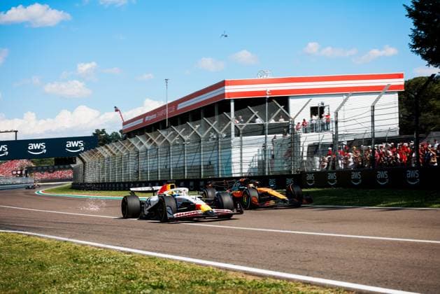 Formula 1 AWS Gran Premio del Made in Italy e dell Emilia-Romagna Alexis Perrin OVERTAKE MAXPPP - Imola 18 05 2025 06 HADJAR Isack (fra), Racing Bulls, action 81 PIASTRI Oscar (aus), McLaren F1 Team, action during the Formula 1 AWS Gran Premio del Made in Italy e dell Emilia-Romagna Grand Prix 2025, the 7th round of the 2025 FIA Formula 1 World Championship, WM, Weltmeisterschaft on the Autodromo Internazionale Enzo e Dino Ferrari from May 15 to 18, 2025, in Imola, Italy Imola Italy Copyright: xOVERTAKE MAXPPPxAlexisxPerrinx OVT202505186204 OVT202505186204