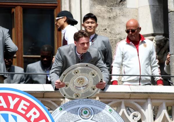 Football, men, Bundesliga, season 2024 2025, FC Bayern Munich, championship celebration, Rathausbalkon, Marienplatz Jonas Urbig FC Bayern Munich with the championship trophy in his hand on the Rathaus balcony
