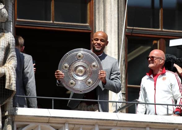 Football, men, Bundesliga, season 2024 2025, FC Bayern Munich, championship celebration, Rathausbalkon, Marienplatz Vincent Kompany, coach FC Bayern Munich with the championship trophy in his hand on the Rathaus balcony