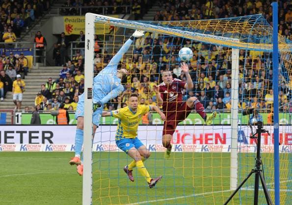 18 05 2025 Soccer Season 2024 2025 2 Soccer Bundesliga 34 Matchday Eintracht Braunschweig BTSV EBS 1 FC Nuremberg FCN Club Sportfoto Zink DaMa xdaxmax DFL regulations prohibit any use of photographs as image sequences and or quasi video only for editorial use Goal Goal Shot to 0 3 Goalscorer Julian Justvan 10, 1 FC Nuremberg FCN, not in picture by free kick against Marko Johansson 12, Eintracht Braunschweig BTSV EBS