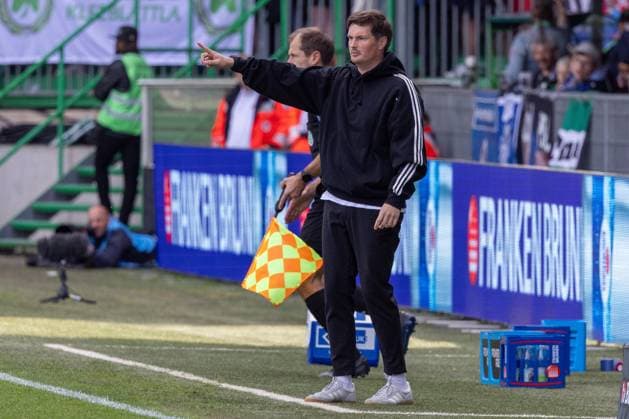 Head coach Merlin Polzin Hamburger SV with instructions to the team, Spvgg Greuther Fuerth vs Hamburger SV Football, 2 Bundesliga, DFL, Saison 2024 2025, Rueckrunde, 34 Spieltag, 18 05 2025 DFB regulations prohibit any use of photographs as image sequences and or quasi video Copyright: xkolbert-press MartinxAgüerax
