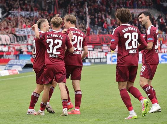 18 05 2025 Soccer Season 2024 2025 2 Soccer Bundesliga 34 Matchday Eintracht Braunschweig BTSV EBS 1 FC Nürnberg FCN Club Sportfoto Zink DaMa xdaxmax DFL regulations prohibit any use of photographs as image sequences and or quasi video only for editorial use Jubel Freude Torjubel nach Tor zum 0 3 Julian Justvan 10, 1 FC Nürnberg FCN und Mannschaft Team jubelt freut sich Torschütze Julian Justvan 10, 1 FC Nürnberg FCN