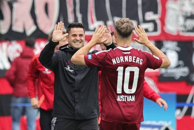 18 05 2025 Soccer Season 2024 2025 2 Soccer Bundesliga 34 Matchday Eintracht Braunschweig BTSV EBS 1 FC Nürnberg FCN Club Sportfoto Zink DaMa xdaxmax DFL regulations prohibit any use of photographs as image sequences and or quasi video only for editorial use Jubel Freude Torjubel nach Tor zum 0 3 Jens Bauer Co Trainer 1 FC Nürnberg FCN Julian Justvan 10, 1 FC Nürnberg FCN jubelt freut sich Torschütze Julian Justvan 10, 1 FC Nürnberg FCN