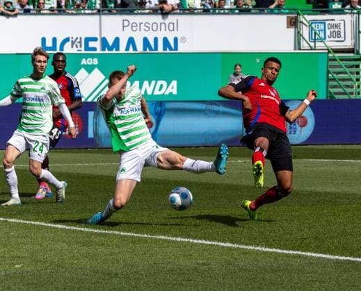 in duel, action, with Robert Glatzel 9 Hamburger SV , Spvgg Greuther Fuerth vs Hamburger SV Football, 2 Bundesliga, DFL, Saison 2024 2025, Rueckrunde, 34 Spieltag, 18 05 2025 DFB regulations prohibit any use of photographs as image sequences and or quasi video Copyright: xkolbert-press MartinxAgüerax