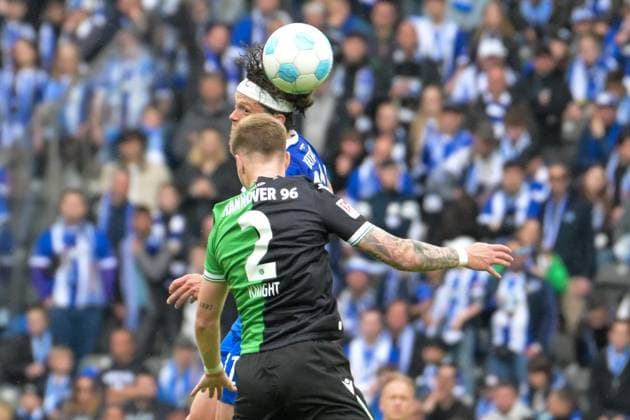 Soccer 2 Bundesliga, Hertha BSC Berlin Hannover 96 18 05 2025, xdanx, Soccer 2 Bundesliga, Hertha BSC Berlin Hannover 96 emspor, v l Fabian Reese Hertha BSC ,Josh Knight Hannover 96 , Zweikampf, Duell, Kampf, tackle DFL DFB REGULATIONS PROHIBIT ANY USE OF PHOTOGRAPHS as IMAGE SEQUENCES and or QUASI VIDEO Daniel Lakomski Mix1 Berlin Olympiastadion Berlin Germany DEU Copyright: xDanielxLakomskix