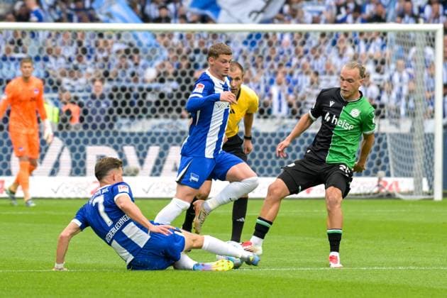 Soccer 2 Bundesliga, Hertha BSC Berlin Hannover 96 18 05 2025, xdanx, Soccer 2 Bundesliga, Hertha BSC Berlin Hannover 96 emspor, v l Florian Niederlechner Hertha BSC ,Lars Gindorf Hannover 96 ,Zweikampf, Duell, Kampf, tackle DFL DFB REGULATIONS PROHIBIT ANY USE OF PHOTOGRAPHS as IMAGE SEQUENCES and or QUASI VIDEO Daniel Lakomski Mix1 Berlin Olympiastadion Berlin Germany DEU Copyright: xDanielxLakomskix