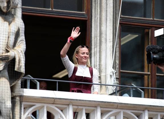 Football, men, Bundesliga, 2024 2025 season, FC Bayern Munich, championship celebration, Rathausbalkon, Marienplatz Lea Schüller Schueller FC Bayern Munich waves to the fans from the Rathaus balcony