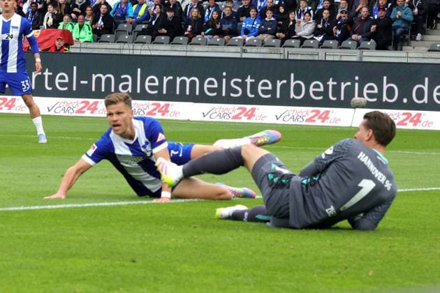 DEU, DFL, 2 FBL, Hertha BSC vs Hannover 96, 18 05 2025, Berliner Olympiastadion, Berlin, DEU, DFL, 2 FBL, Hertha BSC vs Hannover 96, im Bild Florian Niederlechner Hertha BSC Berlin 7 , Ron Robert Zieler Hannover 96 1 DFL regulations prohibit any use of Photographs as image sequences and or quasi video nordphotoxGmbHx xEngler nph00076