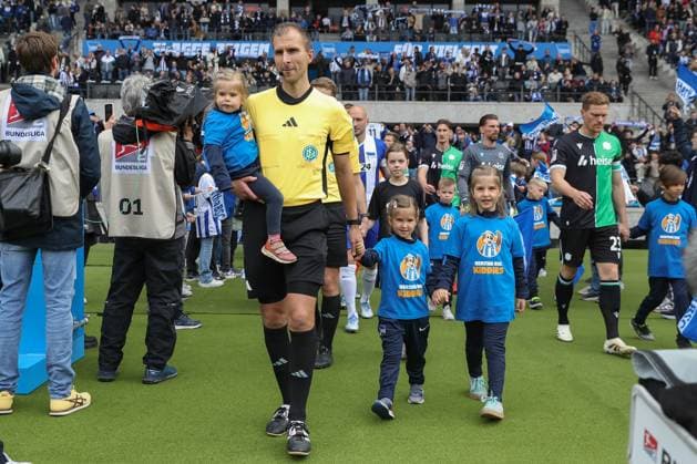 18 05 2025, xtgx, Soccer 2 Bundesliga, Hertha BSC Berlin Hannover 96 emspor, v l referee, referee, referee Florian Heft runs a DFL DFB REGULATIONS PROHIBIT ANY USE OF PHOTOGRAPHS as IMAGE SEQUENCES and or QUASI VIDEO Berlin at his last match with his daughters