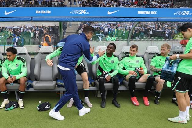 18 05 2025, xtgx, Soccer 2 Bundesliga, Hertha BSC Berlin Hannover 96 emspor, v l Stefan Leitl Hertha, coach high-fives with his former players DFL DFB REGULATIONS PROHIBIT ANY USE OF PHOTOGRAPHS as IMAGE SEQUENCES and or QUASI VIDEO Berlin