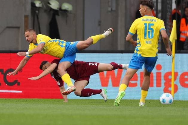 Braunschweig vs Nuremberg, 2 BL Braunschweig, 18 05 2025, FOOTBALL Eintracht Braunschweig vs 1 FC Nuremberg, 2 BL, Season 2024 25 Robin Krauße Eintracht Braunschweig , Danilo Soares 1 FC Nuremberg , Julian Baas Eintracht Braunschweig Braunschweig