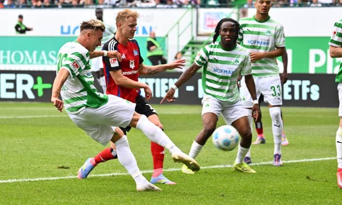 18 05 2025 Soccer season 2024 2025 2 Soccer Bundesliga 34 Matchday SpVgg Greuther Fürth Kleeblatt Hamburger HSV Hamburg HSV Sportfoto Zink xwoxzix DFL regulations prohibit any use of photographs as image sequences and or quasi video only for editorial use Felix Klaus 30, SpVgg Greuther Fürth scored goal goal shot for 1 0 against Adam Karabec 17, Hamburger SV HSV