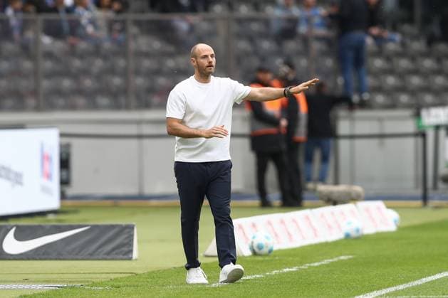 18 05 2025, xtgx, Fußball 2 Bundesliga, Hertha BSC Berlin Hannover 96 emspor, v l Lars Barlemann Hannover, Trainer gibt Anweisungen, gestikuliert mit den Armen, gesticulate, gives instructions DFL DFB REGULATIONS PROHIBIT ANY USE OF PHOTOGRAPHS as IMAGE SEQUENCES and or QUASI VIDEO Berlin