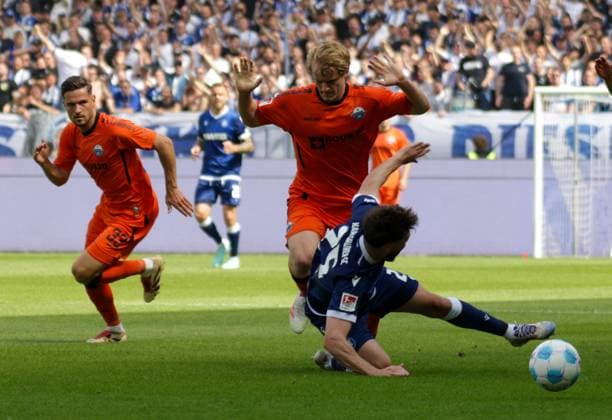 18 05 2025, xhettx, Soccer 2 Bundesliga, Karlsruher SC SC Paderborn 07 v l Foul by Mattes Hansen SC Padaborn 07, 22 on Lilian Egloff Karlsruhe SC, 25 DFL DFB REGULATIONS PROHIBIT ANY USE OF PHOTOGRAPHS as IMAGE SEQUENCES and or QUASI VIDEO