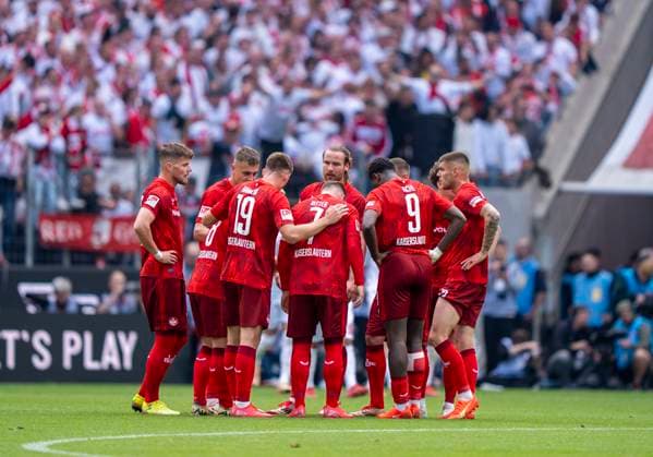 After conceding the second goal, the 1 FC kaiserlautern team forms a circle and discusses 18 05 2025, 1 FC Köln 1 FC Kaiserslautern Fussball, 2 Bundesliga, RheinEnergieStadion Köln DFL regulations prohibit any use of photographs as image sequences and or quasi video Copyright: HMBxMedia xMarcoxBader
