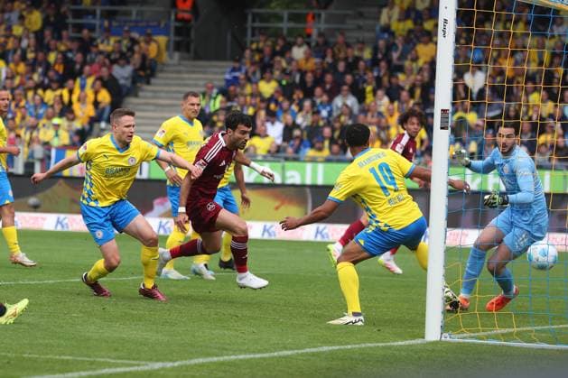 Braunschweig vs Nuremberg, 2 BL Braunschweig, 18 05 2025, FOOTBALL Eintracht Braunschweig vs 1 FC Nuremberg, 2 BL, Season 2024 25 Mahir Emreli 1 FC Nuremberg scores header goal to 0 1, Leon Bell Bell Eintracht Braunschweig , Goalkeeper Marko Johansson Eintracht Braunschweig Braunschweig