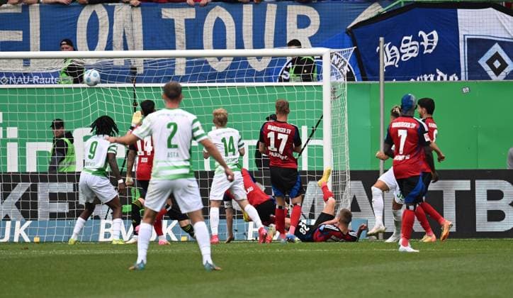 18 05 2025, xjhx, Fußball 2 Bundesliga, Spvgg Greuther Fuerth Hamburger SV v l Felix Klaus Spvgg Greuther Fuerth Goal scored, erzielt das Tor zum 1 0 DFL DFB REGULATIONS PROHIBIT ANY USE OF PHOTOGRAPHS as IMAGE SEQUENCES and or QUASI VIDEO Fuerth