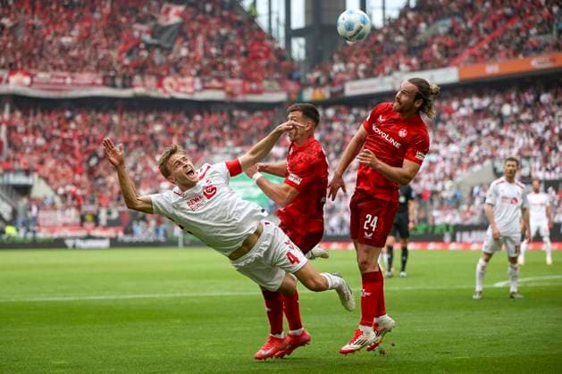 Cologne, Germany, 18 05 25 Timo Hübers 1 FC Köln , Erik Wekesser 1 FC Kaiserslautern and Jannis Heuer 1 FC Kaiserslautern fighting for the ball during the 2 Bundesliga match between 1 FC Köln vs 1 FC Kaiserslautern at RheinEnergieStadion Köln RheinEnergieStadion North Rhine Westphalia Germany Copyright: xBrauer-Fotoagenturx xAdrianxSchlx