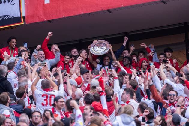 GER, 2 FBL, 1 FC Köln Koel vs 1 FC Kaiserslautern 18 05 2025, RheinEnergieStadion, Köln, GER, 2 FBL, 1 FC Köln Koel vs 1 FC Kaiserslautern im Bild Die U19 von 1 FC Köln Koeln mit der Meisterschale auf dem Tribüene Tribuene nordphotoxGmbHxx xChristianxSchulze nph000300