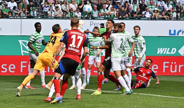 18 05 2025 Soccer Season 2024 2025 2 Soccer Bundesliga 34 Matchday SpVgg Greuther Fürth Kleeblatt Hamburger HSV Hamburg HSV Sportfoto Zink MeZi xmexzix DFL regulations prohibit any use of photographs as image sequences and or quasi video only for editorial use Nahuel Noll 44, SpVgg Greuther Fürth fängt den all ab