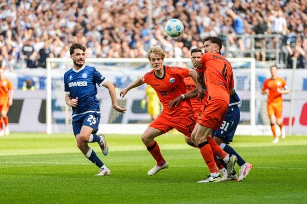 2 Soccer Bundesliga, Karlsruher SC SC Paderborn 07, 18 05 2025 duel between Mattes Hansen SC Paderborn 22 , Calvin Brackelmann SC Paderborn 4 and Bambasé Conté Karlsruher SC 31 2 Soccer Bundesliga, Karlsruher SC SC Paderborn 07 BBBank Wildpark Karlsruhe, 18 05 2025 DFB DFL REGULATIONS PROHIBIT ANY USE OF PHOTOGRAPHS AS IMAGE SEQUENCES AND OR QUASI VIDEO Copyright: xBEAUTIFULxSPORTS Boscox