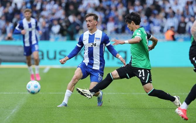 Michal Karbownik on the ball, Sei Muroya duel Match scene Action Sport Football Soccer DFL 2 Bundesliga Men 34 Matchday Season 2024 2025 18 05 2025 Hertha BSC Berlin vs Hannover 96 DFL regulations prohibit any use of photographs as image sequences and or quasi video